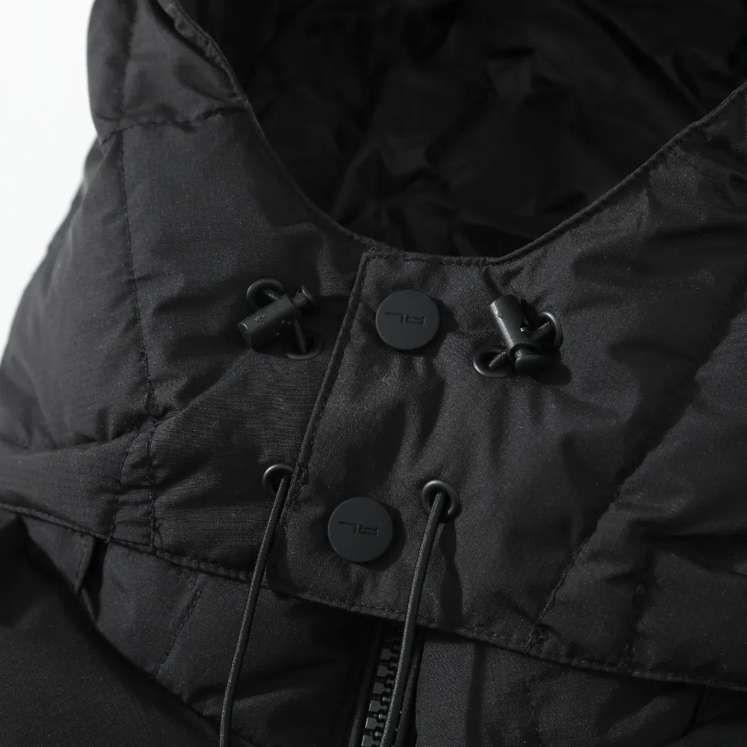 P660 #R54 Ralph Lauren/Ralph Lauren hooded down jacket (top quality, feel free to compare), using imported Barudan embroidery machine, carefully crafted with thousands of needles electric embroidery technology. Imported No. 7 needles and special embroidery thread ensure that every letter of the polo logo is full, three-dimensional and clear, creating the "most expensive embroidery logo" that can be called a work of art. Top-notch velvet core, luxurious warmth. Filled with national standard 80% high-quality white duck down, bringing excellent thermal insulation performance. At the same time, it is lightweight and can quickly regain its fluffiness after compression, bringing you a warm embrace without burden and resisting the harsh winter. Technical fabrics, no fear of wind and snow •Long-lasting fluffy and shape-retaining: High-quality filling ensures that the down jacket is not easy to stiffen and keeps you warm for a long time. •Strict anti-velvet technology: Using 400T gall fabric with pinhole retraction technology, it fundamentally eliminates the phenomenon of velvet leakage and makes wearing more secure. •All-round protective experience: Windproof and waterproof matte fabric, combined with an adjustable hem with a built-in drawstring buckle, can effectively lock in temperature and cold, and cope with changeable weather. Perfect details, creating a classic •Original electroplated YK zipper, smooth and durable, with brand texture highlighted in every detail. •Detachable hood design, one garment can be worn multiple times to meet different occasions and outfit needs. •Original hangtag and washed label, quality guaranteed. Five colors come together for couples to enjoy together: black is cool, beige is gentle, navy is calm, khaki is retro, and green is fresh. Available in five colors, the same style for men and women, it can be worn perfectly as a couple's outfit or a personalized item, becoming an indispensable fashion equipment on the streets in winter. Color: black, khaki, navy blue, army green, beige Size: S M L 66 67